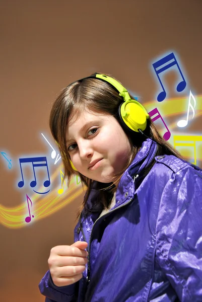 Chica escuchando música — Foto de Stock