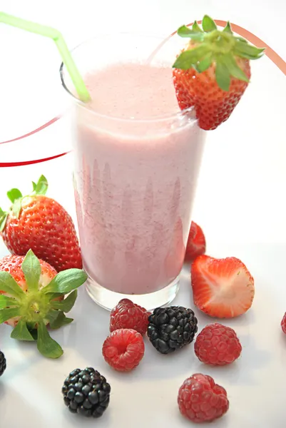 Verre de milkshake aux fraises — Photo