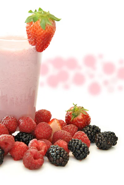 Glas av strawberry milkshake s — Stockfoto