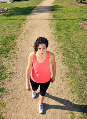 Genç kadın esneme hareketleri yapıyor.