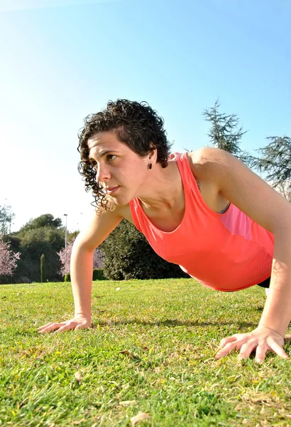 Mujer joven haciendo estiramiento — Foto de Stock