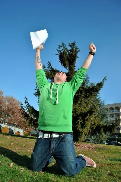 Junger Mann springt vor Freude — Stockfoto