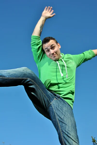 Joven saltando de alegría — Foto de Stock