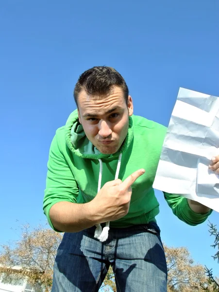 Joven mostrando un periódico — Foto de Stock