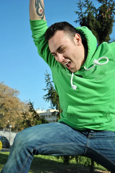 Jonge man te springen van vreugde — Stockfoto