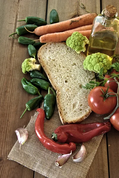 Zeytinyağı ile domates, ekmek — Stok fotoğraf