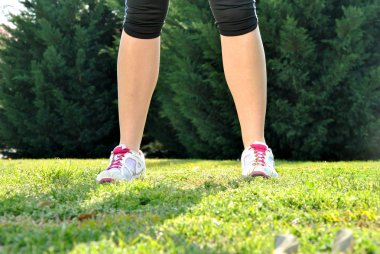 Genç kadın esneme hareketleri yapıyor. 