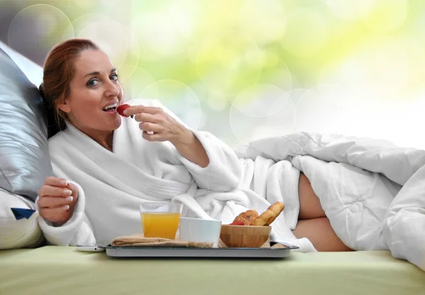 Woman breakfast in her bed — Stock Photo, Image