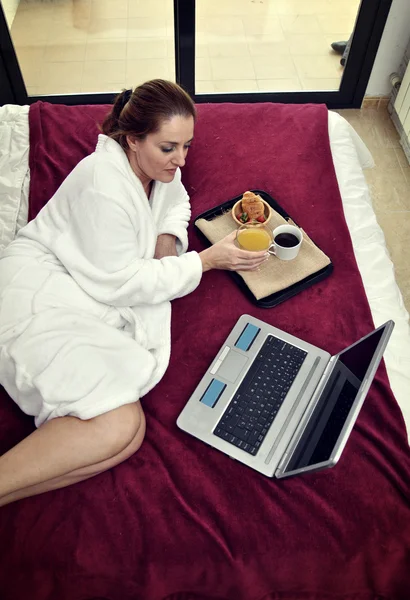 Woman working with computer — Stock Photo, Image