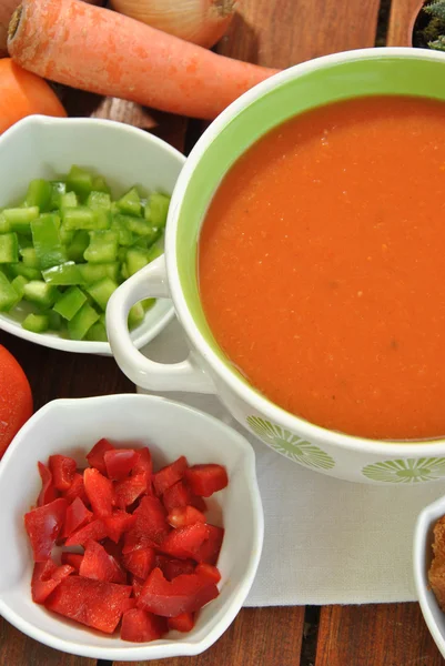 Kom voor gazpacho met tomaten — Stockfoto