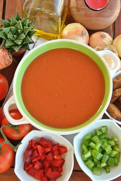 Ciotola di gazpacho con pomodori — Foto Stock