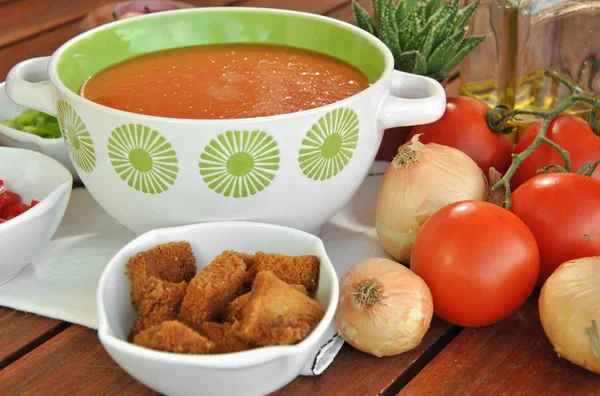 Kom voor gazpacho met tomaten — Stockfoto