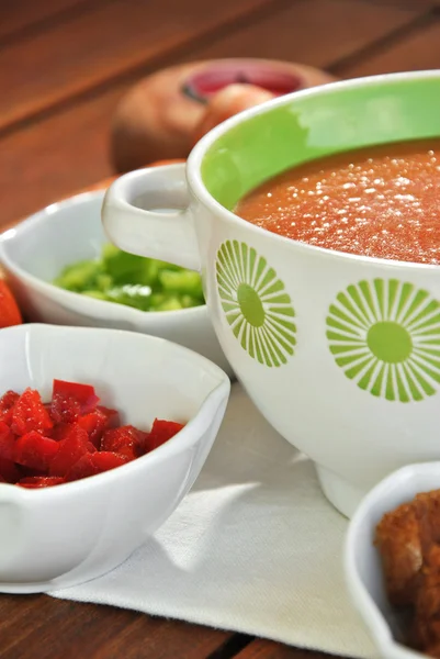 Ciotola di gazpacho con pomodori — Foto Stock