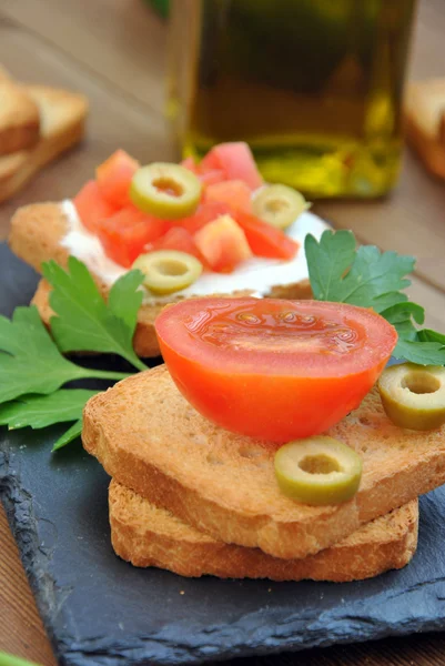 Тосты с помидорами, маслом, зелеными оливками — стоковое фото