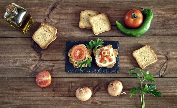 Toast met tomaat, olie, groene olijven — Stockfoto