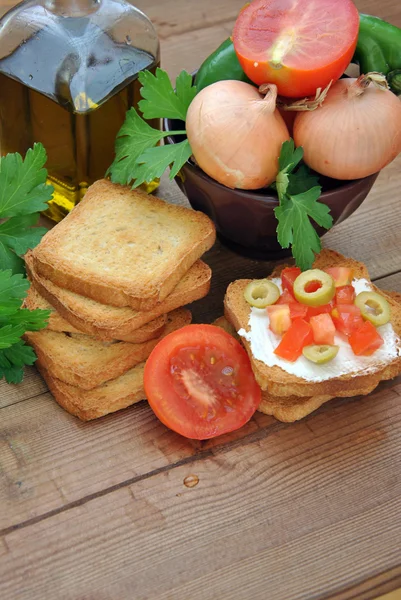 Toast mit Tomate, Öl, grünen Oliven — Stockfoto