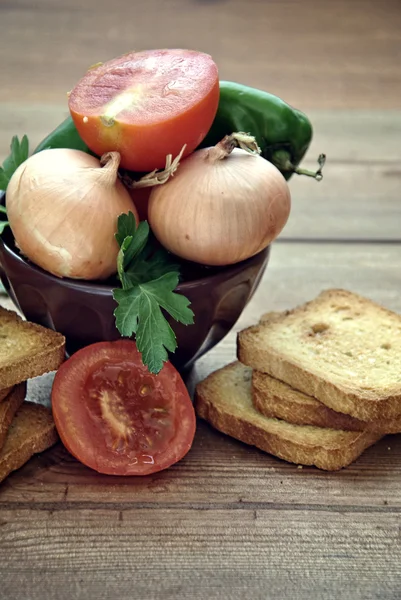 Toast met tomaat, olie, groene olijven — Stockfoto