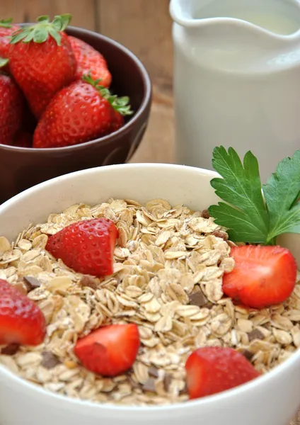 Schüssel Müsli mit Milch und Erdbeeren — Stockfoto
