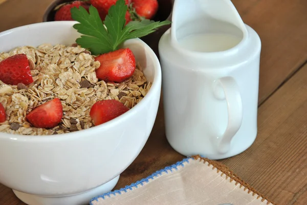 Bowl of cereal with milk and strawberries — Stock Photo, Image