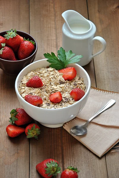 Schüssel Müsli mit Milch und Erdbeeren — Stockfoto