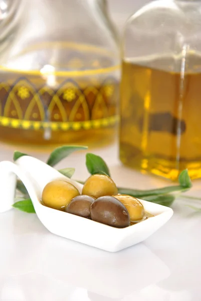 Green and black olives — Stock Photo, Image