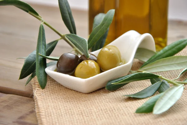 Green and black olives — Stock Photo, Image