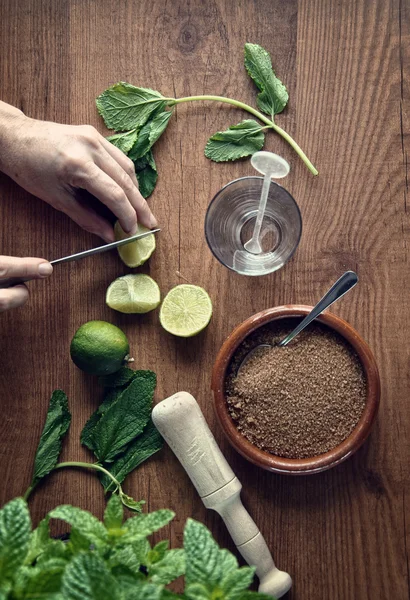 Manos preparando cóctel mojito — Foto de Stock