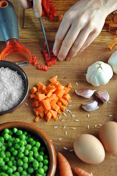 Gemüse zum Kochen von Hand schneiden — Stockfoto