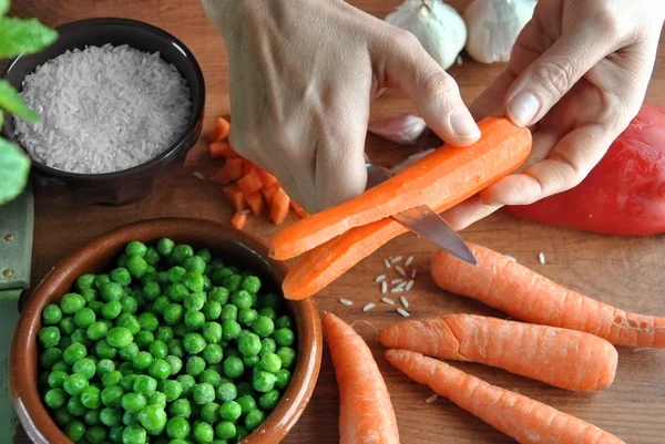 El kesme sebze yemek pişirmek için — Stok fotoğraf