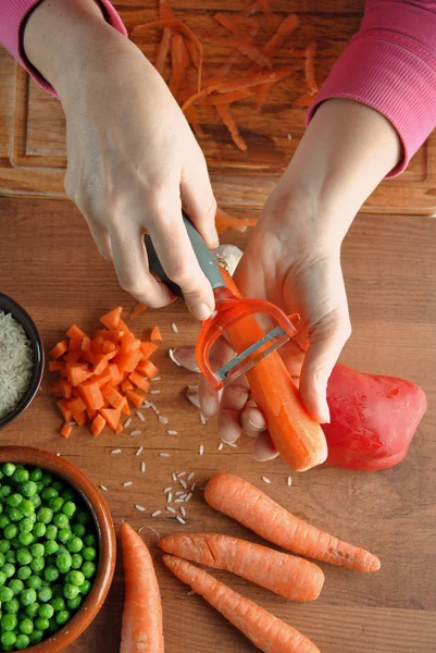 Legumes de corte de mão para cozinhar — Fotografia de Stock