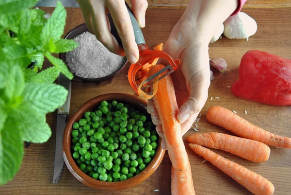 Cortar a mano verduras para cocinar —  Fotos de Stock