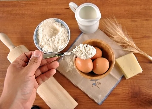 Colheita manual de ovos e farinha — Fotografia de Stock