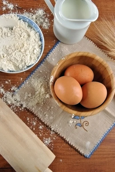 Harina, huevos y leche — Foto de Stock