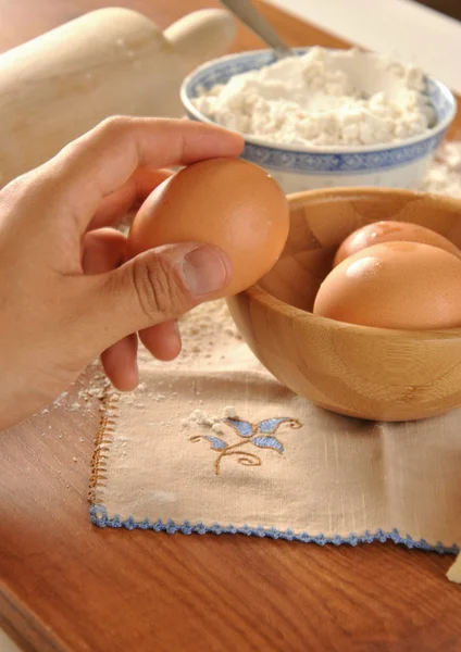 Eier und Mehl von Hand pflücken — Stockfoto