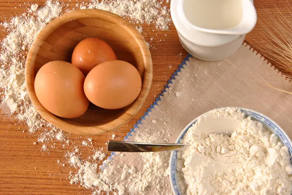 面粉、 鸡蛋和牛奶 — 图库照片