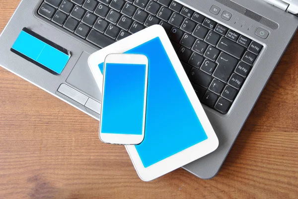 Mesa con tablet, teléfono y PC —  Fotos de Stock