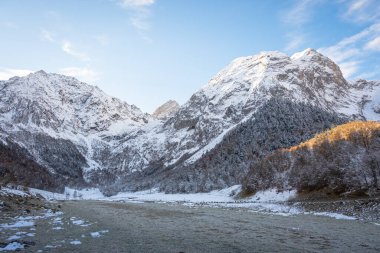 Artiga de Lin 'de gün doğumu, Aran Vadisi' nde, İspanya 'nın Katalan Pireneleri' nde. Kışın ilk günlerinde soğuk ve karlı günler.