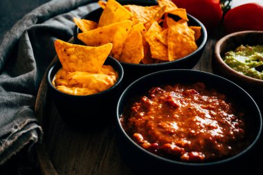 Meksika cipsi, guacamole, çedar peyniri ve biberli. Tipik Meksika yemeği.
