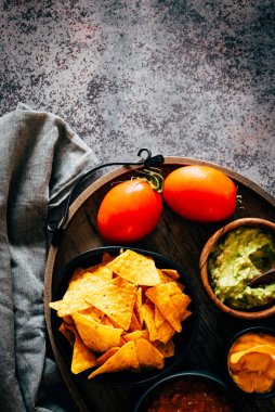 Meksika cipsi, guacamole, çedar peyniri ve biberli. Tipik Meksika yemeği.