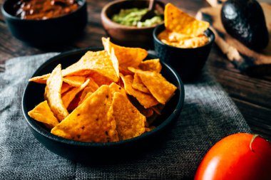 Meksika cipsi, guacamole, çedar peyniri ve biberli. Tipik Meksika yemeği.