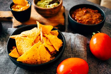 Meksika cipsi, guacamole, çedar peyniri ve biberli. Tipik Meksika yemeği.