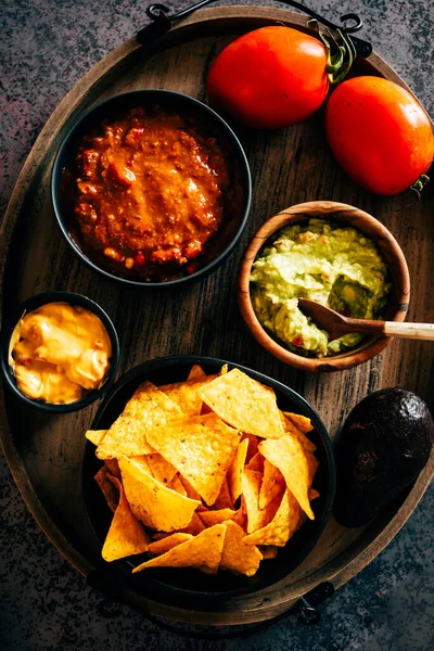 Mexické Nachos Guacamole Sýrem Čedar Chilli Typické Mexické Jídlo — Stock fotografie