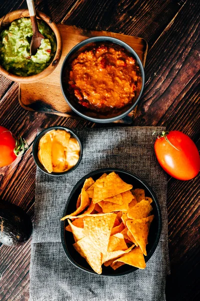 Nachos Mexicanos Com Guacamole Queijo Cheddar Pimenta Prato Típico Mexicano — Fotografia de Stock