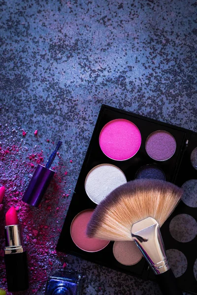 Juego Maquillaje Para Mujeres Compuesto Por Pinceles Lápices Labiales Sombras Fotos de stock