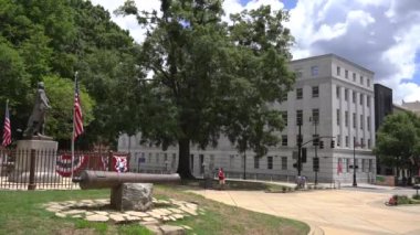 Raleigh, Kuzey Carolina, ABD - 07 02 2022: Raleigh, NC şehir merkezindeki binaların sokak manzarası