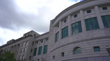 Raleigh, Kuzey Carolina, ABD - 07 02 2022: Raleigh, NC şehir merkezindeki binaların sokak manzarası