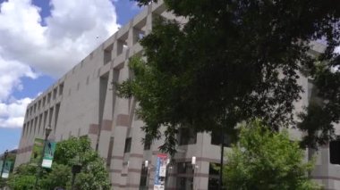 Raleigh, Kuzey Carolina, ABD - 07 02 2022: Raleigh, NC şehir merkezindeki binaların sokak manzarası