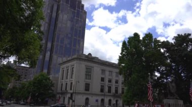 Raleigh, Kuzey Carolina, ABD - 07 02 2022: Raleigh, NC şehir merkezindeki binaların sokak manzarası