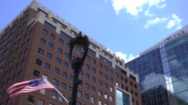 Raleigh, Kuzey Carolina, ABD - 07 02 2022: Raleigh, NC şehir merkezindeki binaların sokak manzarası