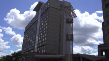 Raleigh, Kuzey Carolina, ABD - 07 02 2022: Raleigh, NC şehir merkezindeki binaların sokak manzarası
